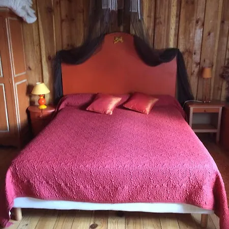 לינה וארוחת בוקר D'hotes Gelous 3*